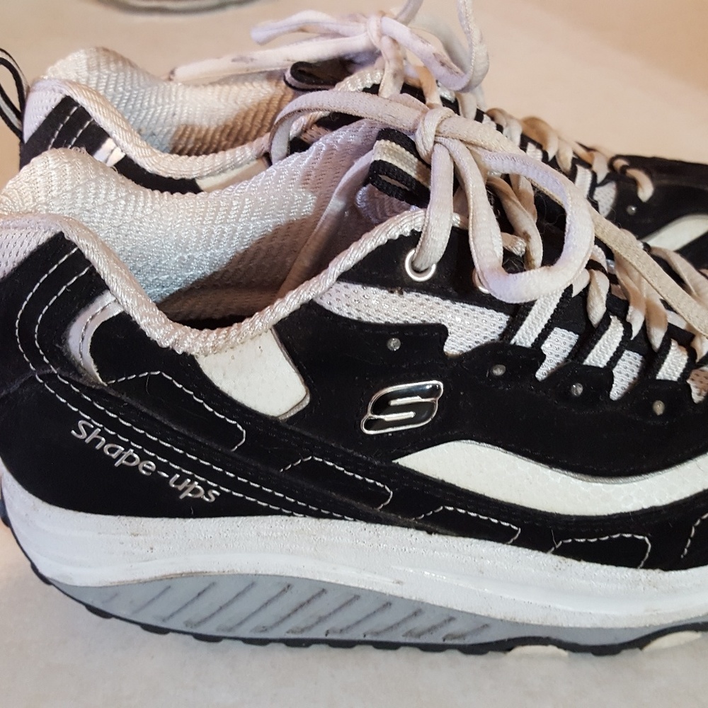 Last price drop!!!  Skechers tennis shoes